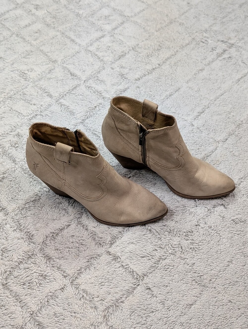 Frye Boots Womens 7M Beige Stone Reina Heeled Ankle Bootie Suede Leather Western